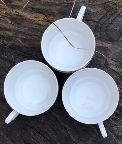 Tasses et soucoupes blanches et argentées en porcelaine
