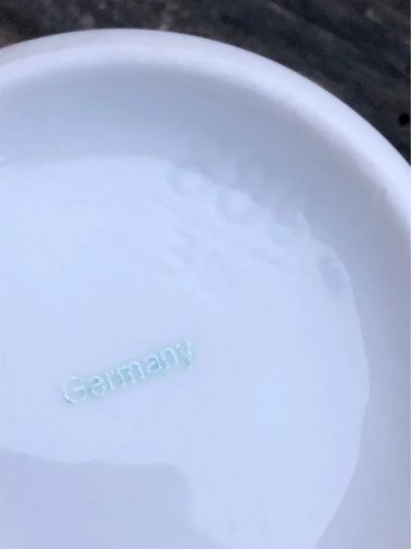 Tasses et soucoupes blanches et argentées en porcelaine