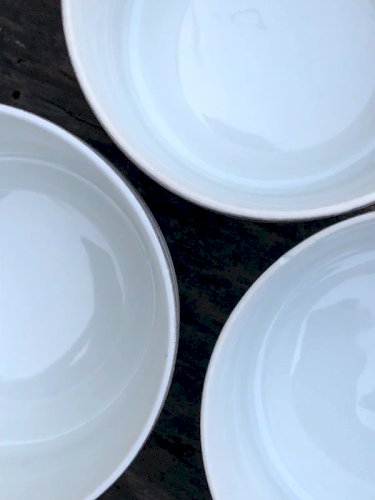 Tasses et soucoupes blanches et argentées en porcelaine