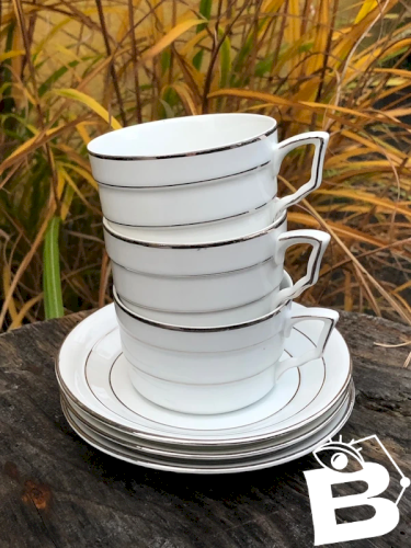 Tasses et soucoupes blanches et argentées en porcelaine