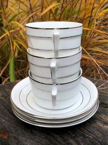 Tasses et soucoupes blanches et argentées en porcelaine