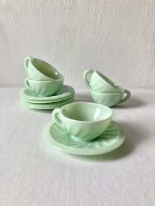 Tasses et soucoupes en verre pressé moulé, années 1950