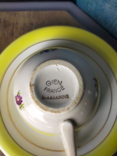 Tasses et soucoupes Faïence de Gien décor de fleurs