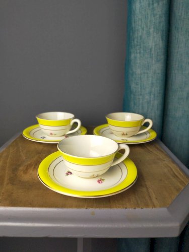 Tasses et soucoupes Faïence de Gien décor de fleurs