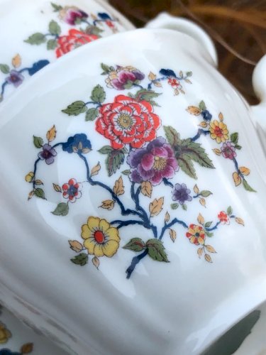 Tasses et soucoupes rétro vintage en porcelaine Sofafils motifs fleurs