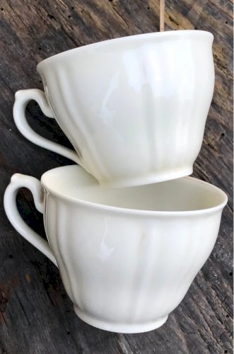 Tasses et soucoupes rétro vintage en porcelaine Sofafils motifs fleurs