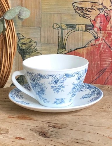 Tasses et soucoupes vintage Rivanel blanches et bleues