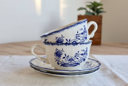 Tasses et sous-tasses anciennes Lancaster en faïence blanche à décor bleu