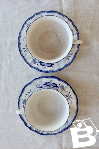 Tasses et sous-tasses anciennes Lancaster en faïence blanche à décor bleu