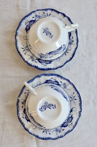 Tasses et sous-tasses anciennes Lancaster en faïence blanche à décor bleu