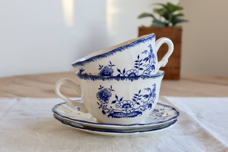 Tasses et sous-tasses anciennes Lancaster en faïence blanche à décor bleu