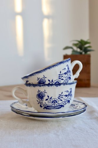 Tasses et sous-tasses anciennes Lancaster en faïence blanche à décor bleu