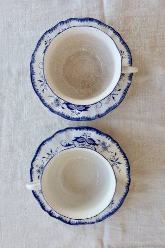 Tasses et sous-tasses anciennes Lancaster en faïence blanche à décor bleu
