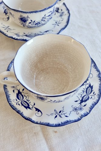 Tasses et sous-tasses anciennes Lancaster en faïence blanche à décor bleu