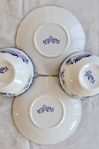 Tasses et sous-tasses anciennes Lancaster en faïence blanche à décor bleu