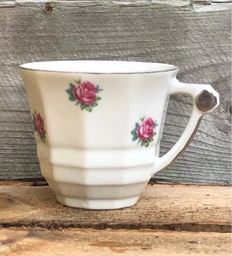 Tasses rétro vintage en porcelaine motifs petites fleurs
