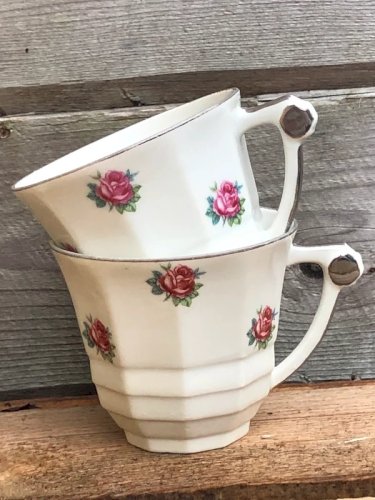 Tasses rétro vintage en porcelaine motifs petites fleurs