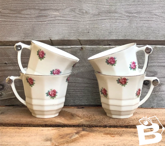 Tasses rétro vintage en porcelaine motifs petites fleurs
