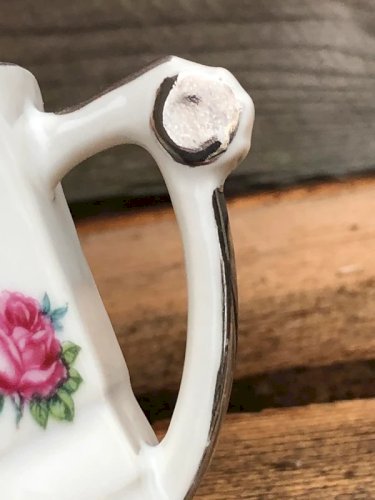 Tasses rétro vintage en porcelaine motifs petites fleurs