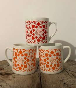 Tasses rétro vintage motifs géométriques rouges ou oranges