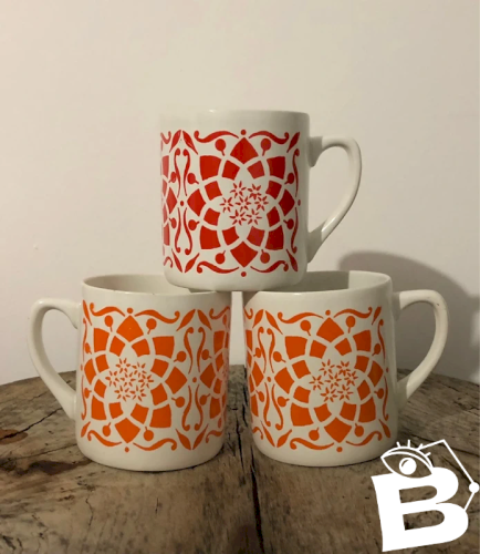 Tasses rétro vintage motifs géométriques rouges ou oranges