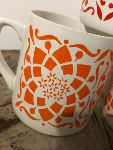 Tasses rétro vintage motifs géométriques rouges ou oranges