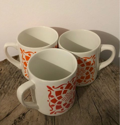 Tasses rétro vintage motifs géométriques rouges ou oranges