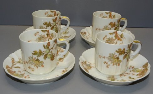 -TASSES & SOUS TASSES PORCELAINE HAVILAND  & Cie LIMOGES COLLECTION VITRINE  D