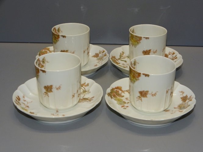 -TASSES & SOUS TASSES PORCELAINE HAVILAND  & Cie LIMOGES COLLECTION VITRINE  D