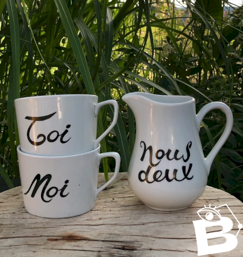 Tasses Toi et Moi et crémier Nous Deux en porcelaine blanche