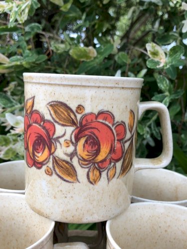 Tasses vintage en grès motifs fleurs oranges