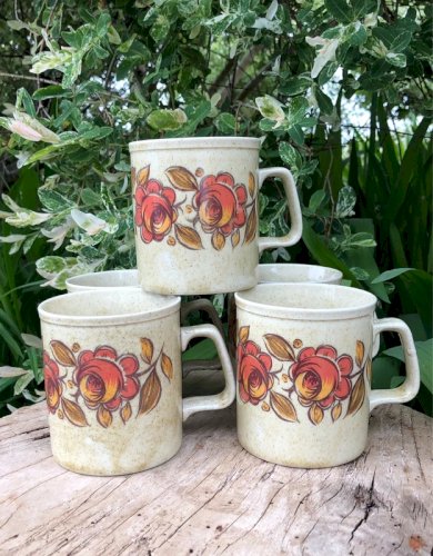 Tasses vintage en grès motifs fleurs oranges
