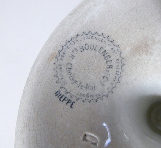 Terre de fer ancienne assiette sur pied compotier DIEPPE Boulenger Choisy le Roi