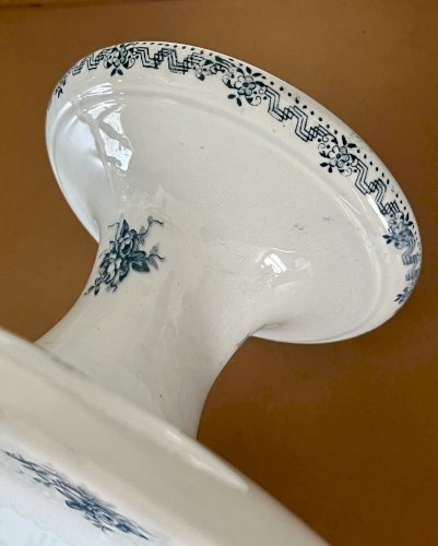 Terre de Fer - Compotier piédouche frise florale bleue