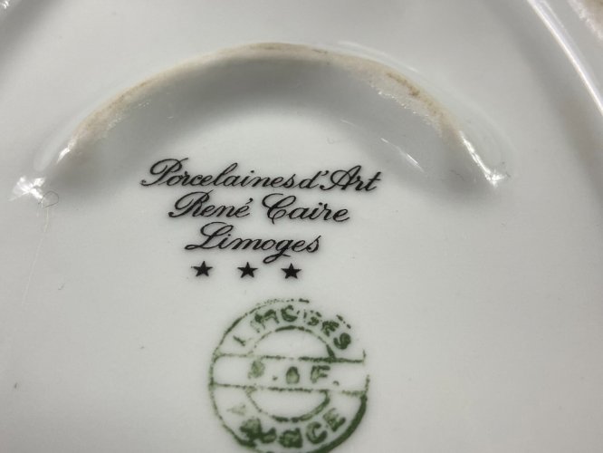 Terrine de style Louis XV en porcelaine de Limoges signée René Caire