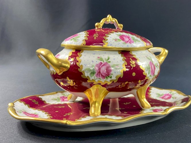 Terrine de style Louis XV en porcelaine de Limoges signée René Caire