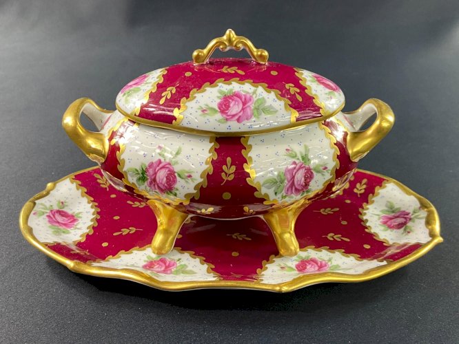 Terrine de style Louis XV en porcelaine de Limoges signée René Caire