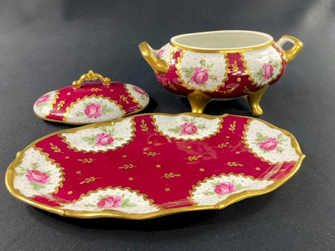 Terrine de style Louis XV en porcelaine de Limoges signée René Caire