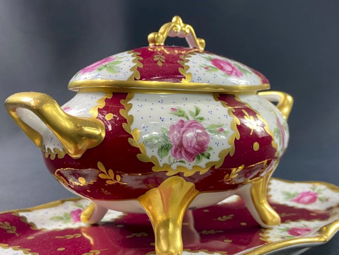 Terrine de style Louis XV en porcelaine de Limoges signée René Caire