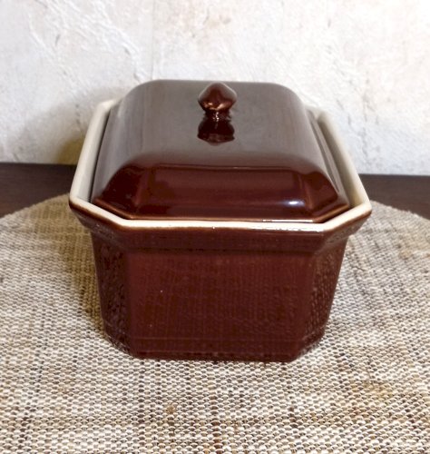 Terrine en grès Émile Henry marron – Années 1980 – Made in France – Excellent état – Pièce rare et collectible