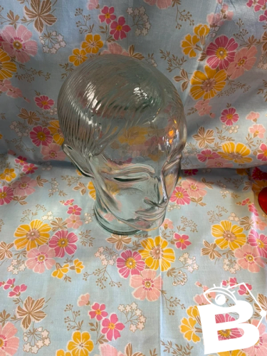 Tête à chapeau en verre