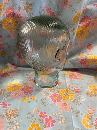 Tête à chapeau en verre