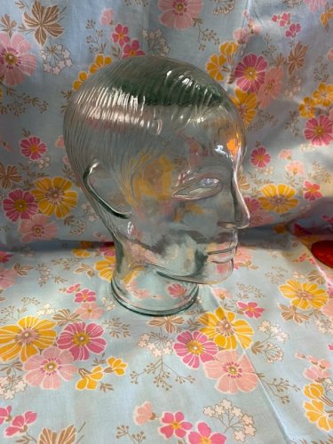 Tête à chapeau en verre