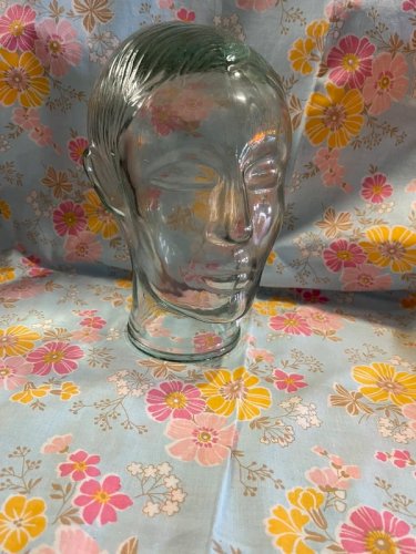 Tête à chapeau en verre