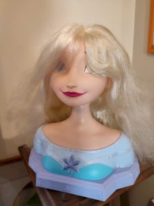 Tête a coiffer Disney Elsa reine des neiges en bon état