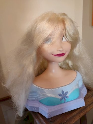 Tête a coiffer Disney Elsa reine des neiges en bon état