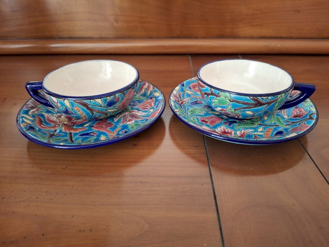 Tête à tête, lot de 2 tasses à café et soucoupes en émaux de Longwy