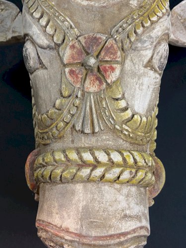 Tête de vache sacrée indienne bois sculpté polychrome Nandi temple Inde fin XIXe