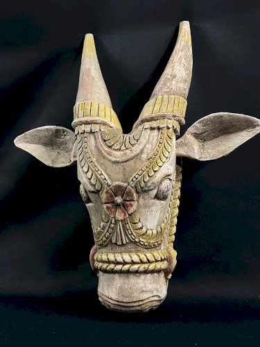 Tête de vache sacrée indienne bois sculpté polychrome Nandi temple Inde fin XIXe