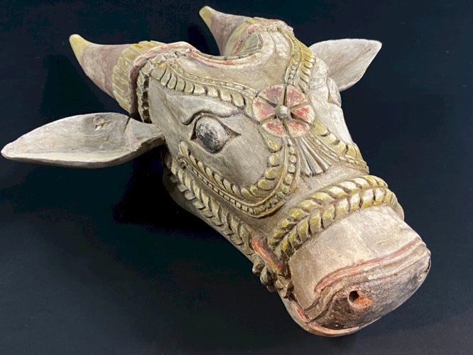 Tête de vache sacrée indienne bois sculpté polychrome Nandi temple Inde fin XIXe